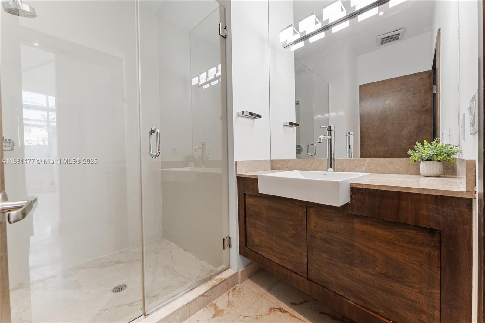 544-548 FERNWOOD CONDO - Residential