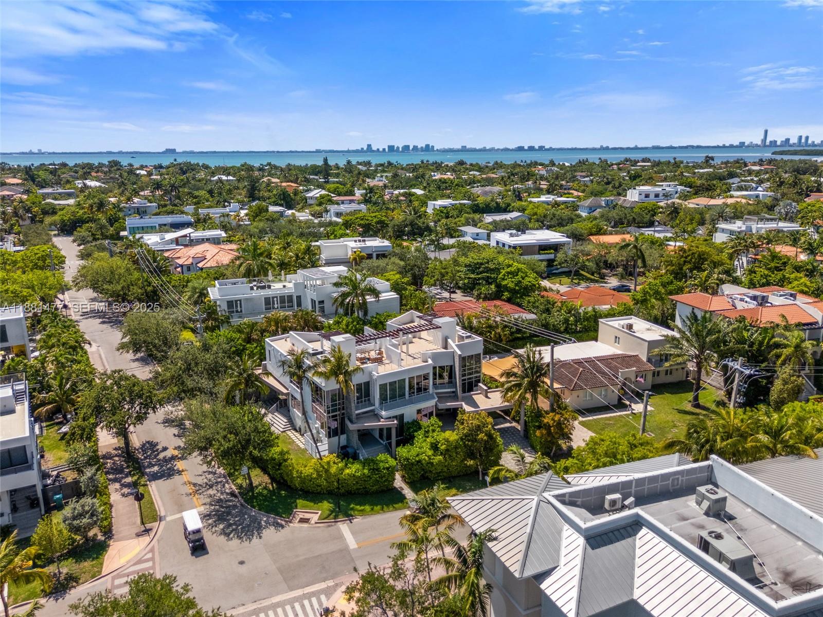 544-548 FERNWOOD CONDO - Residential