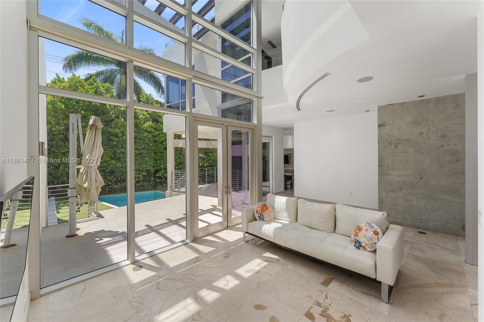 544-548 FERNWOOD CONDO - Residential