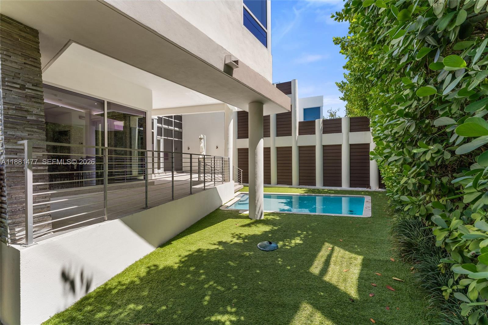 544-548 FERNWOOD CONDO - Residential