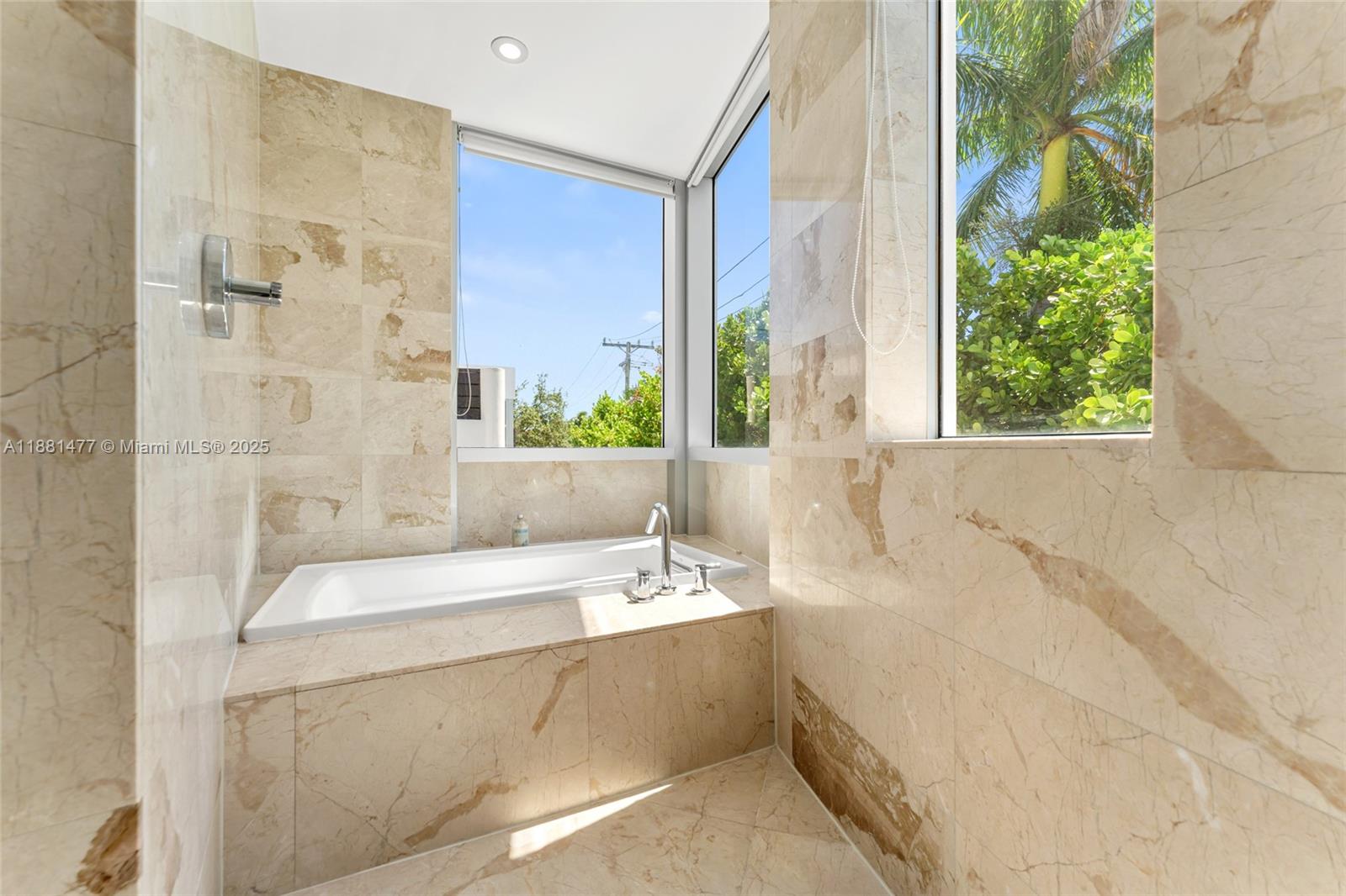 544-548 FERNWOOD CONDO - Residential
