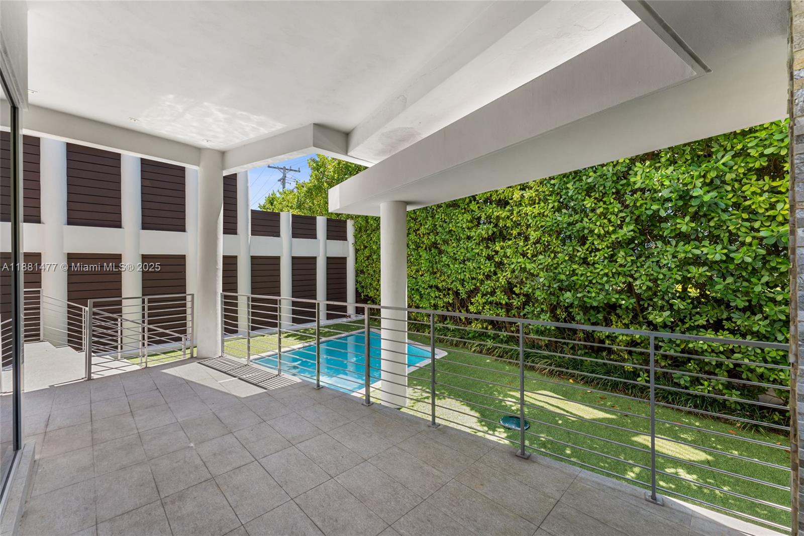 544-548 FERNWOOD CONDO - Residential