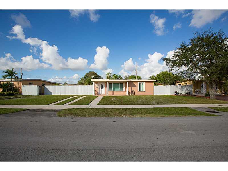 3/2 located in very desirable Westwood Lakes. Property features great living space, huge master bedroom, remodeled kitchen with stainless steel appliances, hurricane impact windows and has been freshly painted. Bring your clients, this one will rent FAS T! Save a Drive and watch the HD Video on this property!