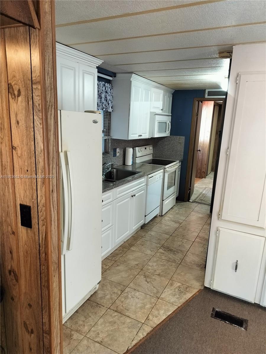 KEY LARGO TRAILER VILLAGE - Residential