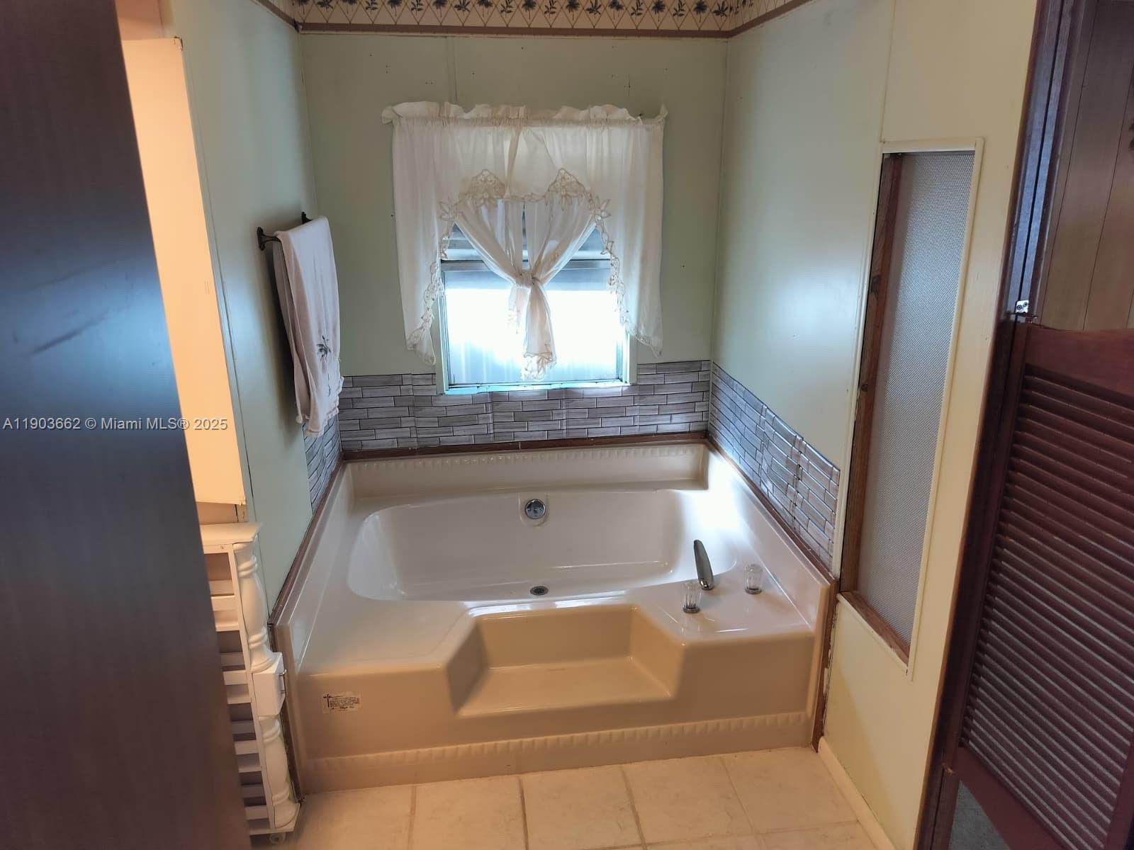 KEY LARGO TRAILER VILLAGE - Residential