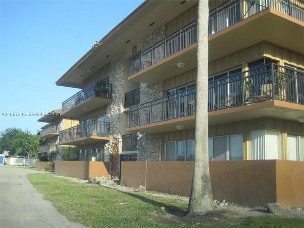 Photo of 4850 SW 63rd Ter #114, Davie, FL 33314 (MLS # A11967816)