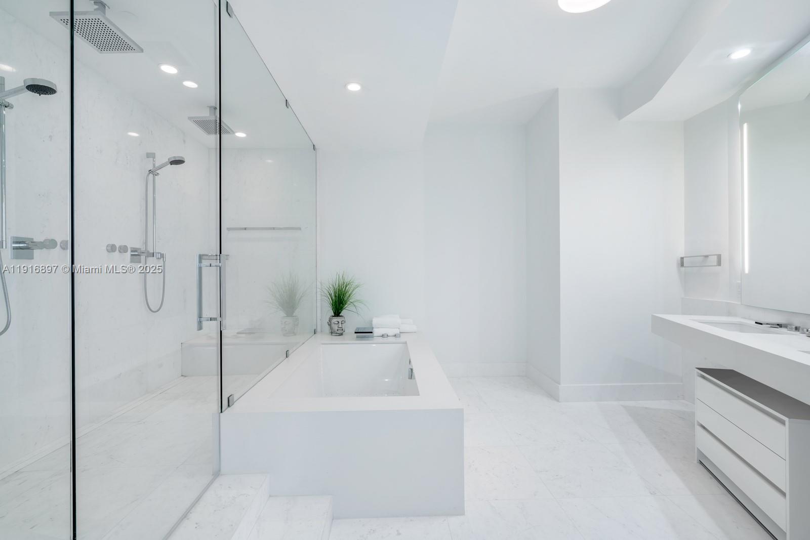 18555 Collins Ave 5105