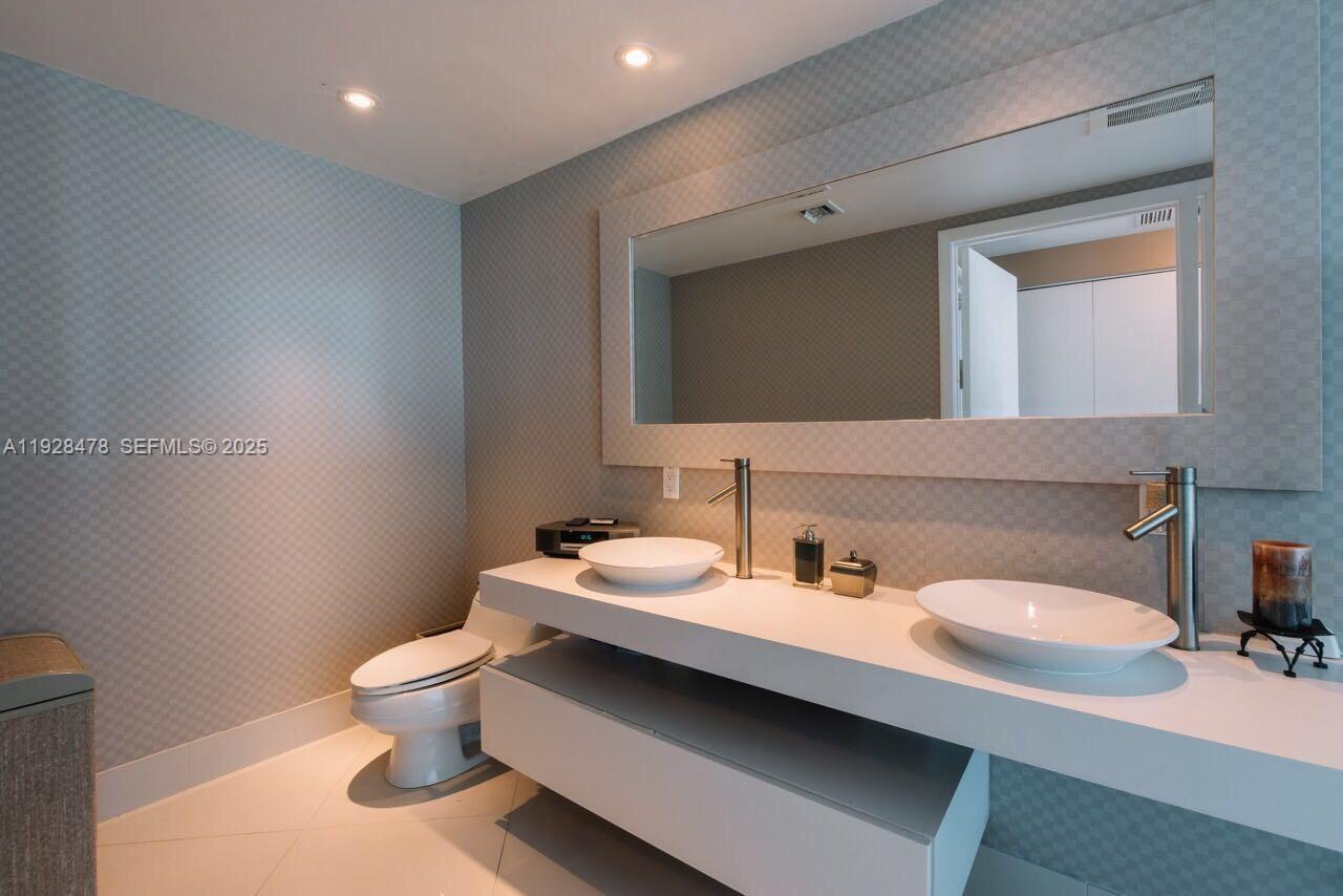 MINT CONDOMINIUM - Residential