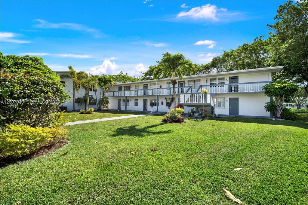 Photo of 28 Islewood B #28, Deerfield Beach, FL 33442 (MLS # A12007848)