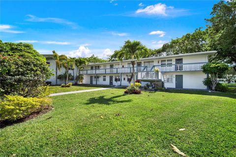 Photo of 28 Islewood B #28, Deerfield Beach, FL 33442 (MLS # A12007848)