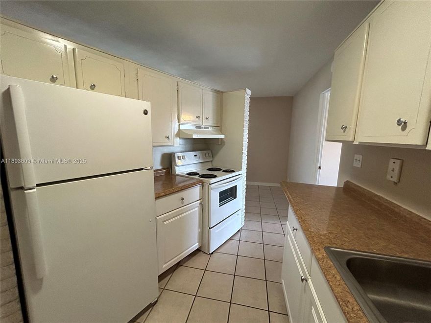 Charming 1-bedroom, 1-bathroom apartment

This apartment offers a cozy and modern atmosphere with easy-to-maintain floors, an equipped kitchen with appliances, and ceiling fans that keep the space comfortable year-round. Enjoy the convenience of your own parking space and laundry facilities within the building.

-Tile and wooden floors
-Dressing room in the bedroom
-Equipped kitchen with appliances
-Wall-mounted air conditioning and ceiling fans
-Assigned parking space
-Laundry in the building