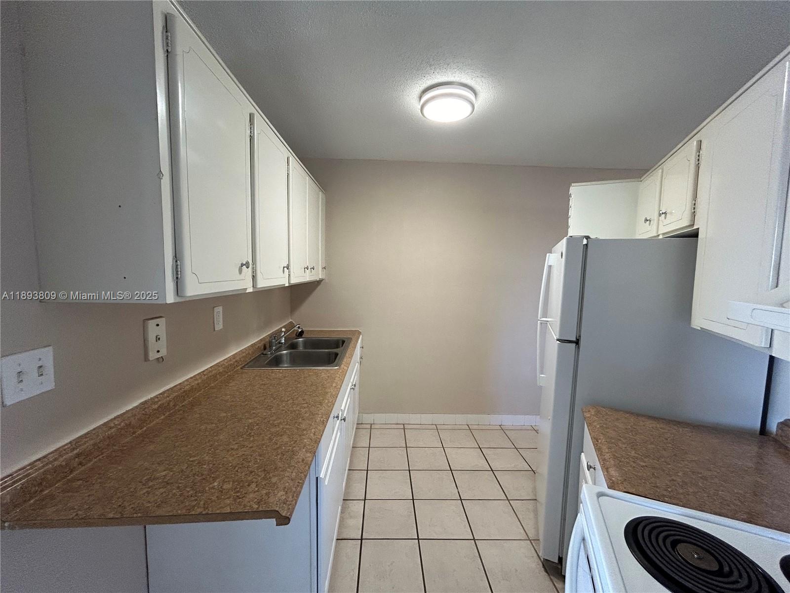 OAKLAND BOULEVARD DEV - Residential Lease
