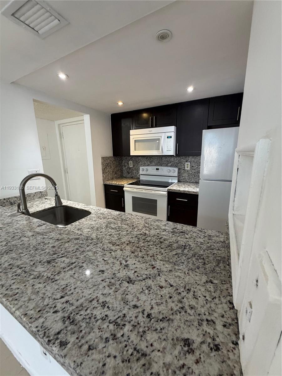 LAS BRISAS@ COUNTRY CLUB - Residential