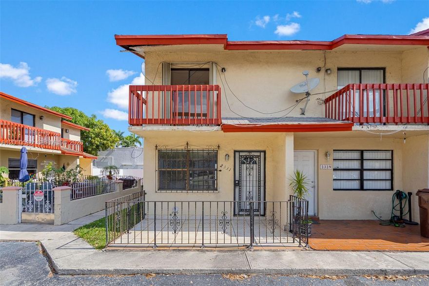 2-bedroom, 1.5-bathroom townhome in Westland Village, Hialeah. This unit offers 825 sq. ft. of living space, featuring an in-unit washer and dryer, a porch, and a covered patio. Includes two assigned parking spaces. Conveniently located near shopping, schools, and major highways. Priced to sell. Easy to show.