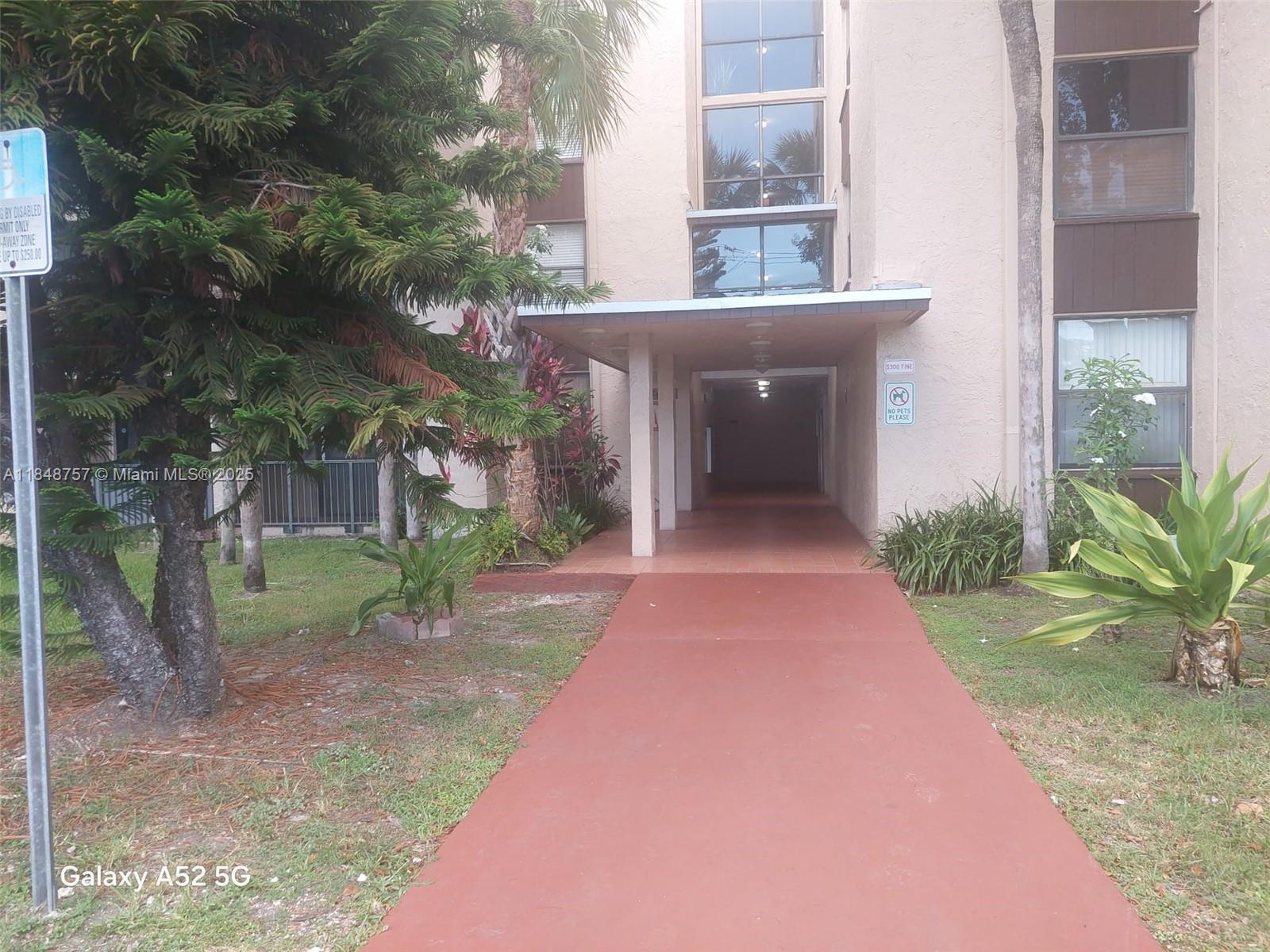Spacious 3-Bedroom, 2-Bath Apartment in Kendall Lakes!
This bright and well-maintained unit offers ceramic tile flooring throughout, updated bathroom fixtures, and a convenient in-unit washer and dryer. The kitchen comes fully equipped with all appliances. Enjoy the serene community with amenities including a pool, walking path by the lake, and beautifully landscaped surroundings. Located just minutes from major highways, top-rated schools, and shopping centers—everything you need is within reach!
