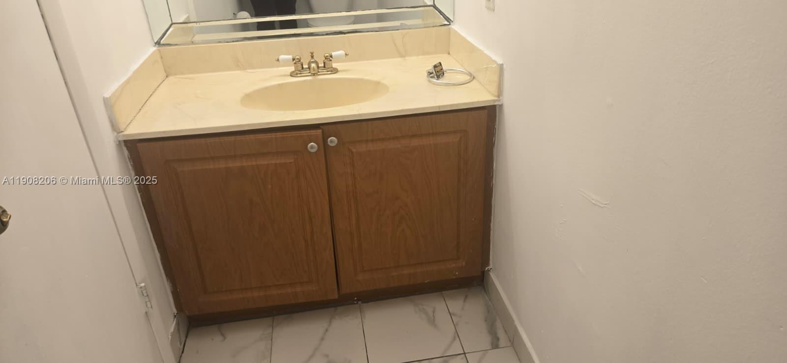 KENDALE WOODS NORTH CONDO - Residential Lease