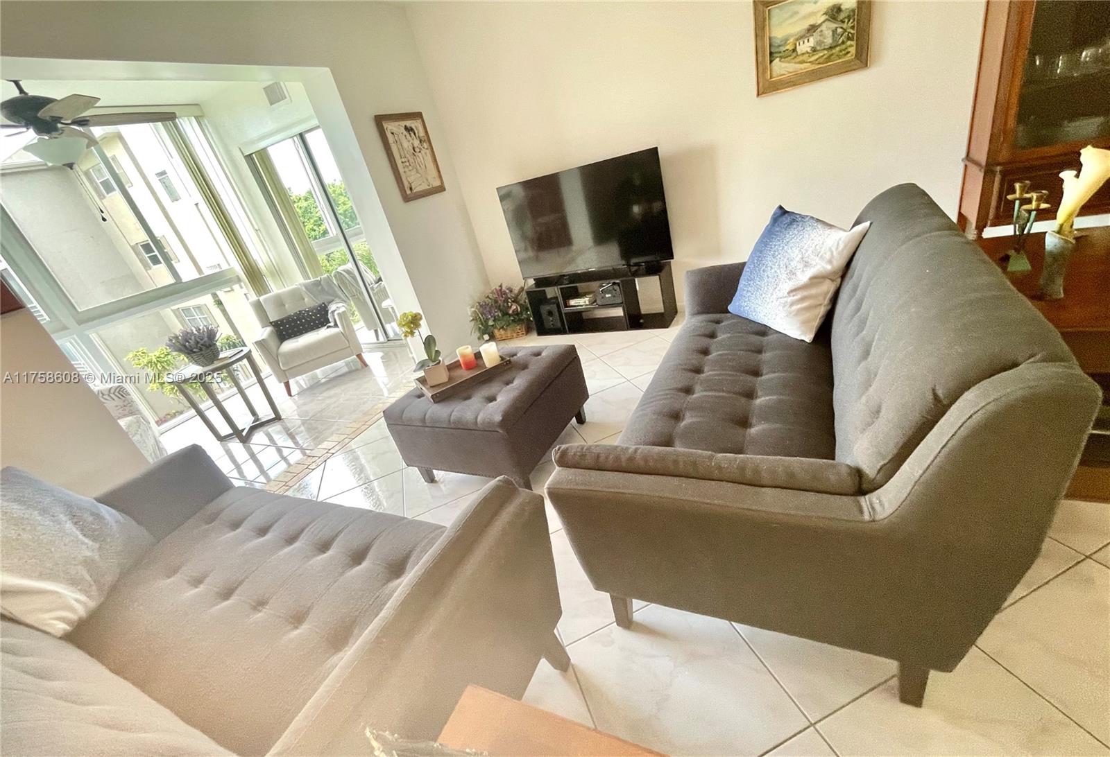 VILLAGE ROYALE GREENRIDGE - Residential