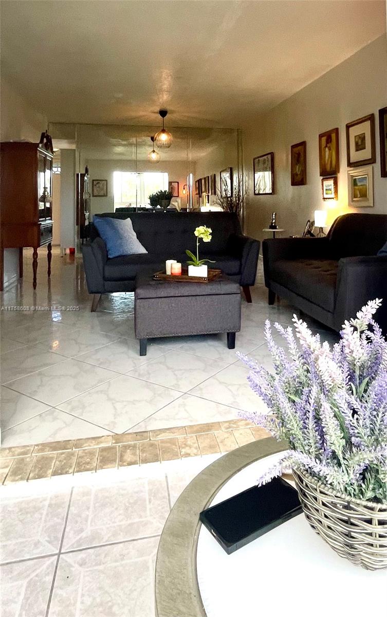 VILLAGE ROYALE GREENRIDGE - Residential