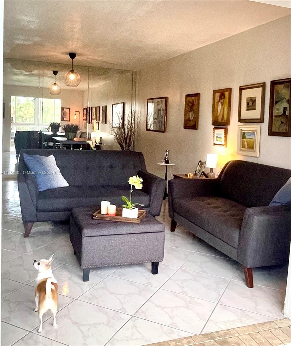 VILLAGE ROYALE GREENRIDGE - Residential