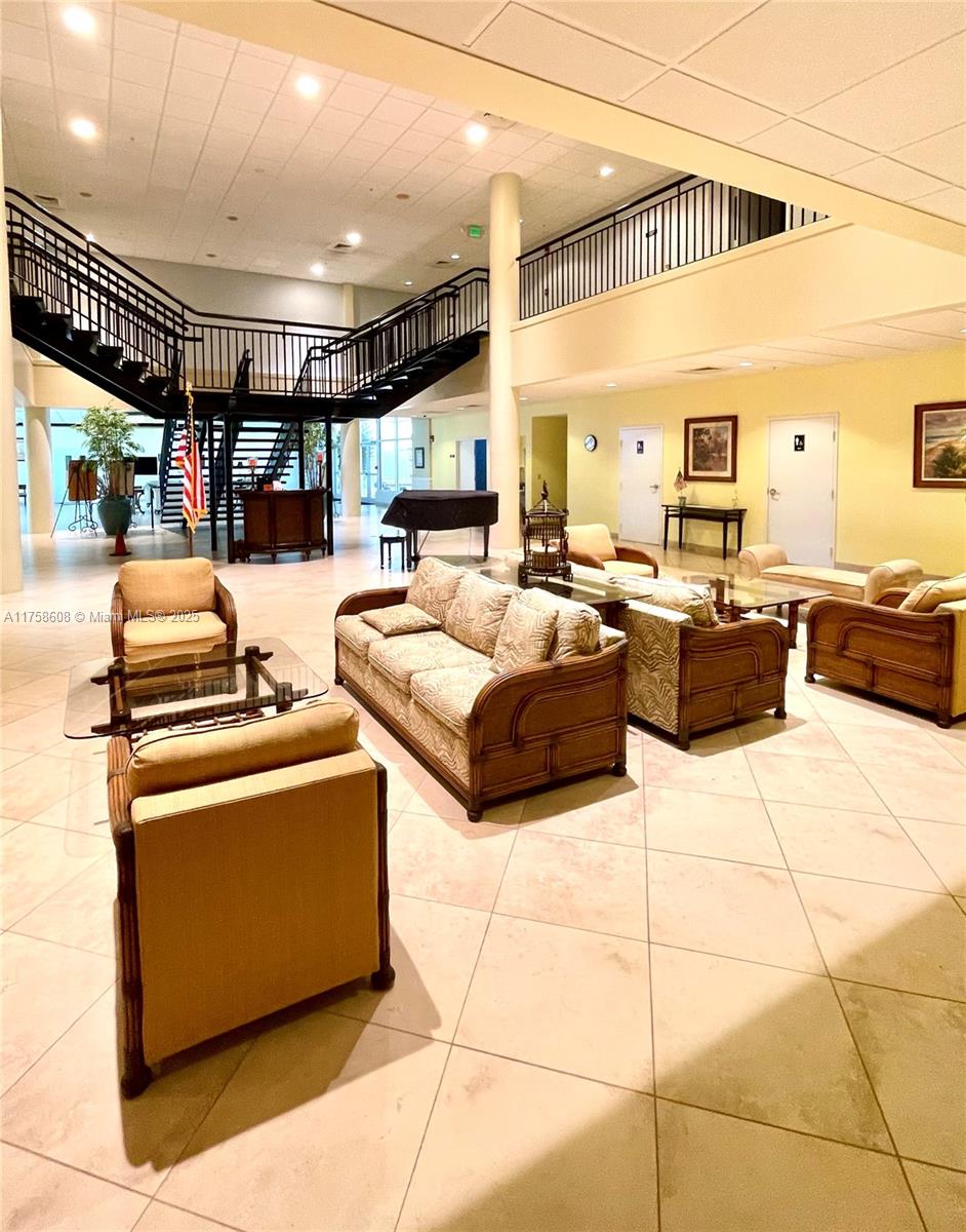 VILLAGE ROYALE GREENRIDGE - Residential