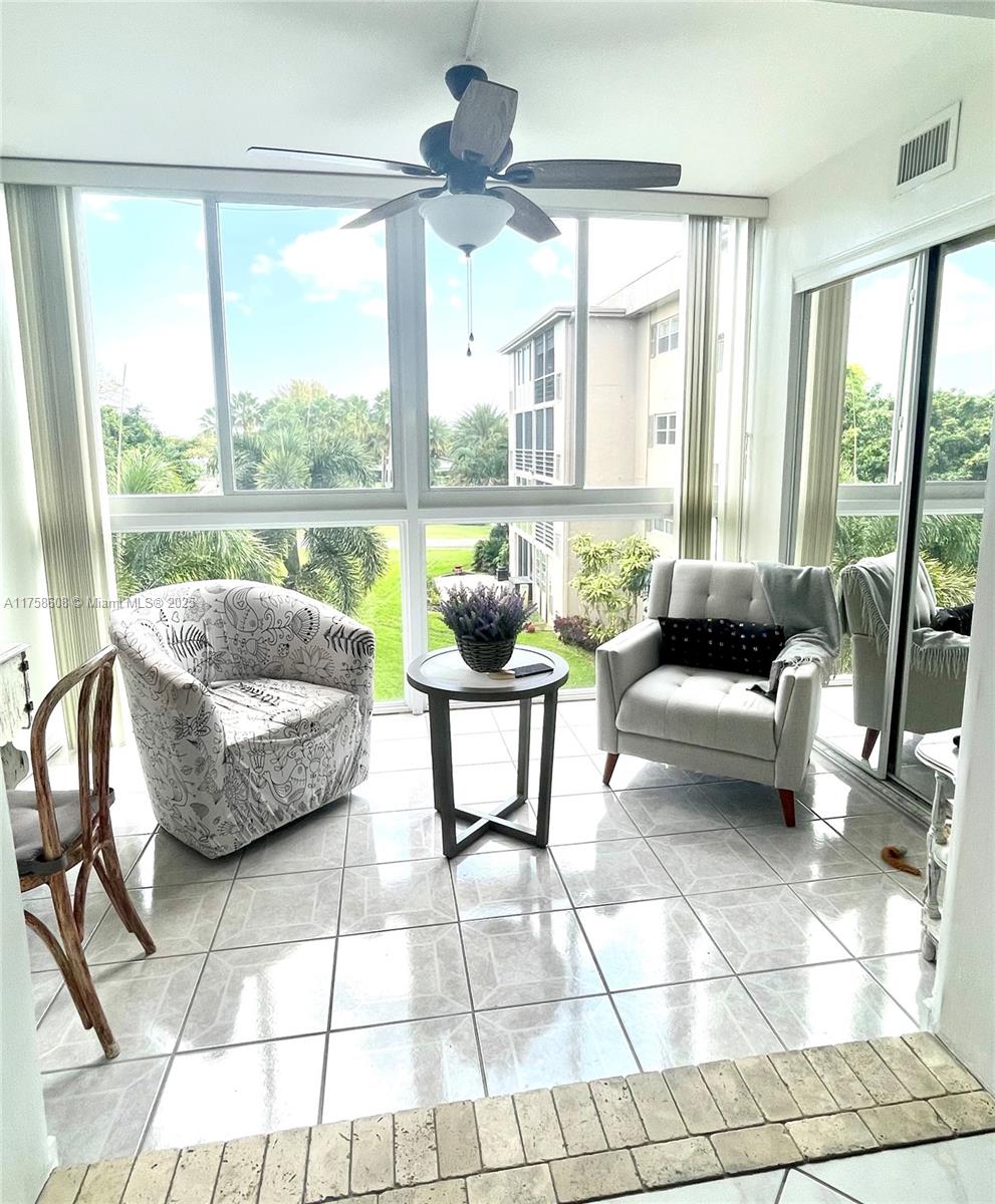 VILLAGE ROYALE GREENRIDGE - Residential