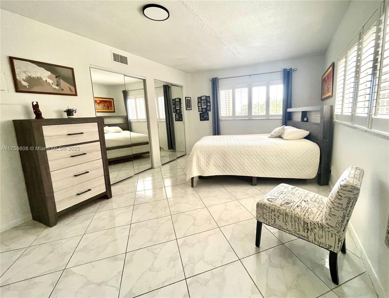 VILLAGE ROYALE GREENRIDGE - Residential
