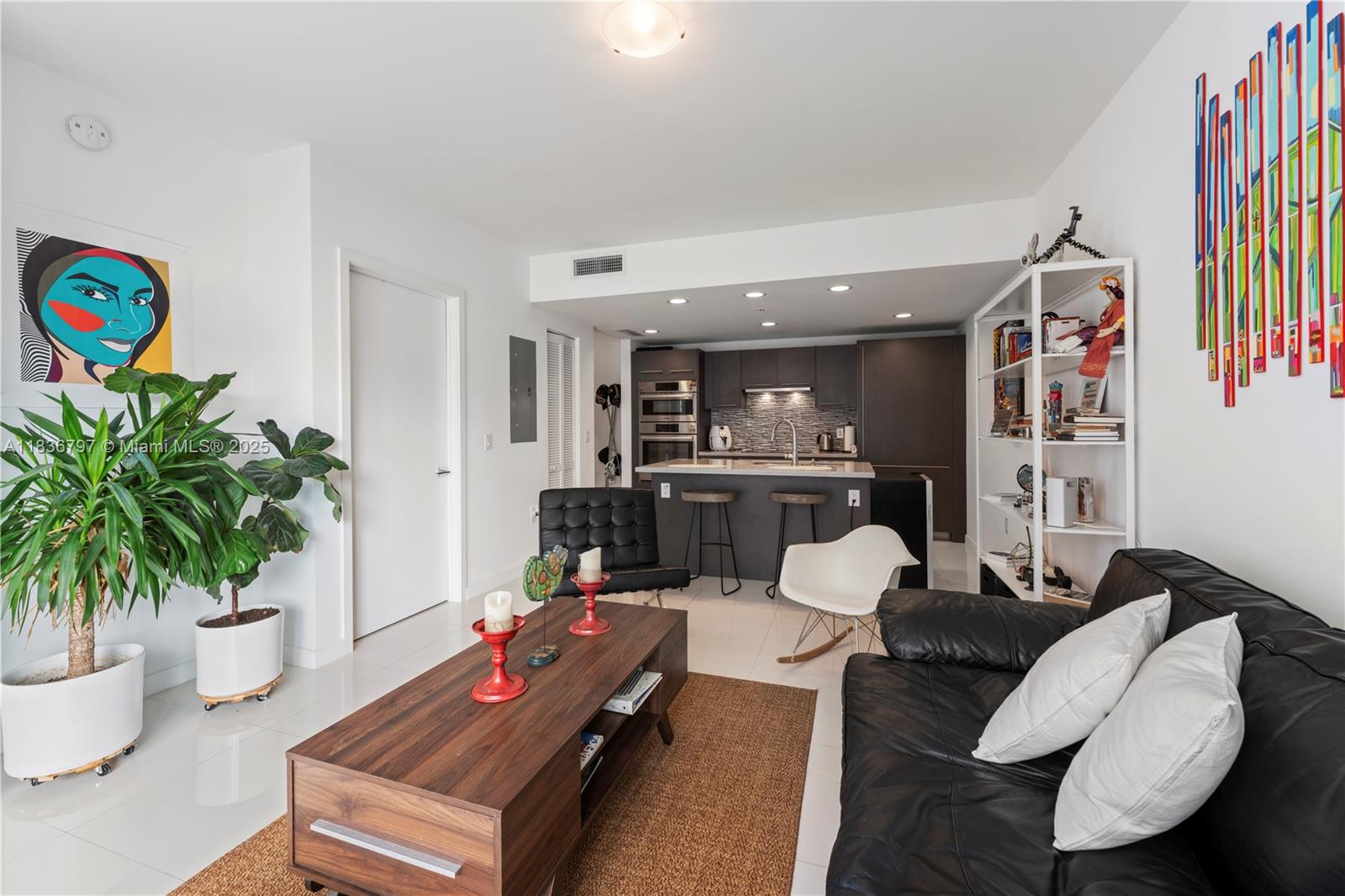 Stunning unit in Midtown Doral, located in the heart of Doral! This beautiful 1-bedroom, 1-bathroom condo features a modern European-style kitchen with sleek Bosch stainless steel appliances. Enjoy a prime location with easy access to top-rated schools, supermarkets, pharmacies, emergency services, restaurants, recreational areas, and more. A fantastic investment opportunity in one of the most sought-after areas of Doral