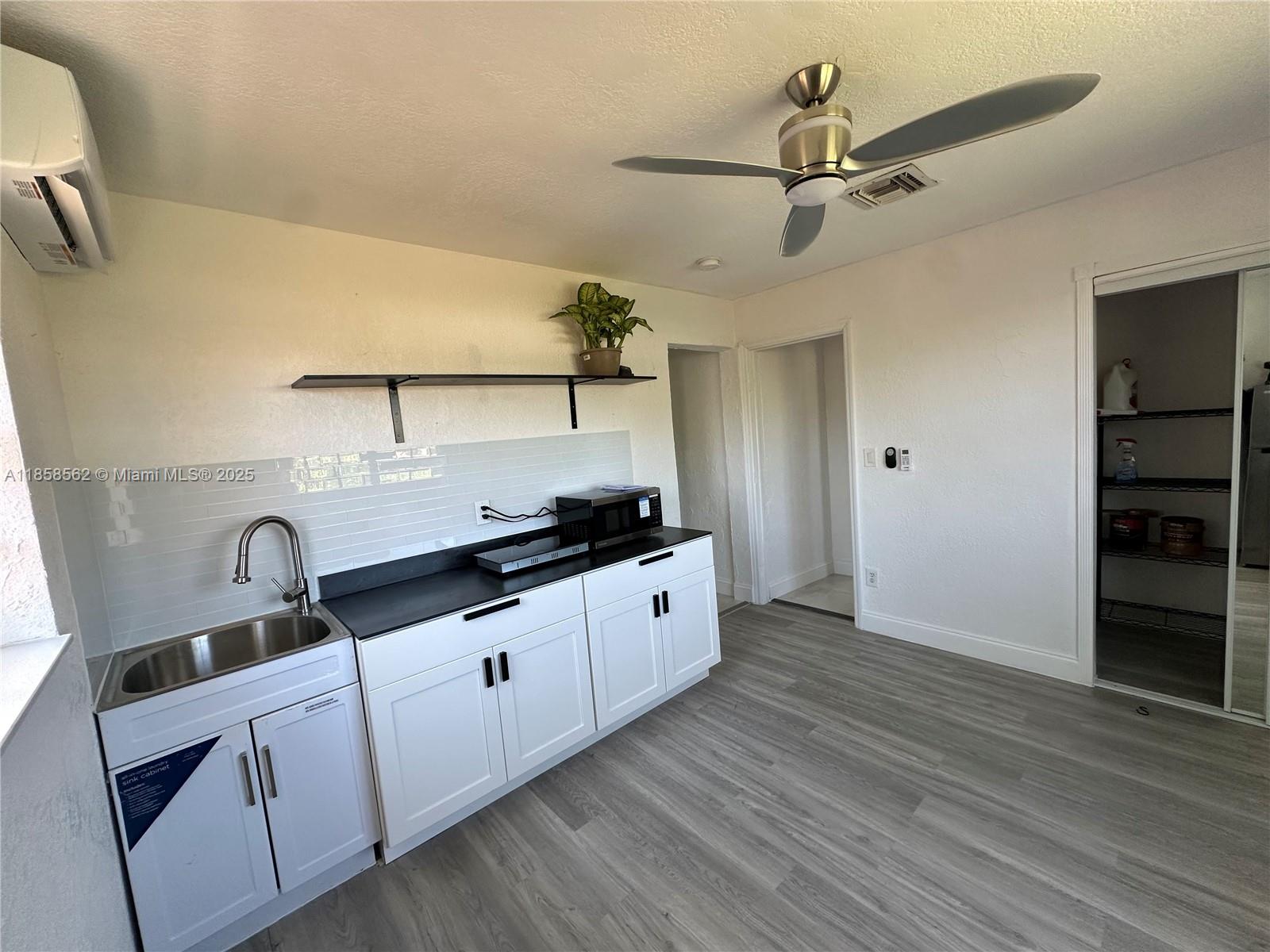 Fully renovated 1/1 with all new appliances and private Entrance.
FPL, Water, and WiFi included
PLEASE NOTE THIS IS AN ATTCHMENT TO THE MAIN HOUSE!