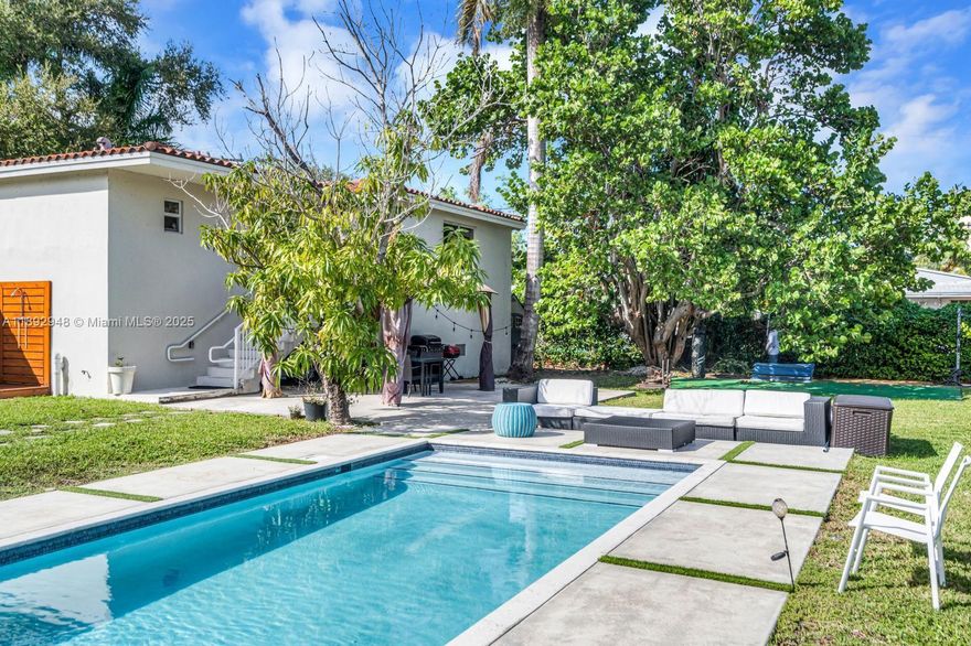 Impeccable single family 3/3. Recently renovated and furnished with taste. Very calm street and convenient locations. Fantastic garden with pool, bbq, lounge area, training camp and fruit trees. FPL and internet are included in the price.