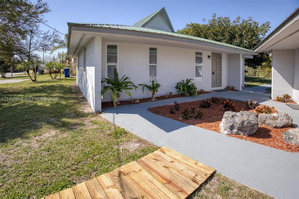 Photo of 101-103 Jasmine Ct, Lake Placid, FL 33852 (MLS # A11990618)