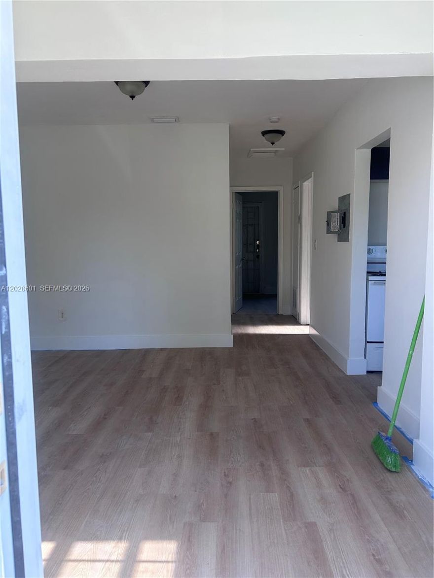 Well-maintained duplex featuring two spacious 2-bedroom, 1-bathroom units. Excellent investment opportunity with strong rental income already in place.
?? Current Rent Roll:
• Unit A: $2,100/month ($25,200 annually)
• Unit B: $2,000/month ($24,000 annually)
?? Total Gross Annual Income: $49,200
Ideal for investors or owner-occupants looking to offset expenses with rental income. Conveniently located near major roadways, shopping, dining, and schools. Great potential with immediate cash flow!