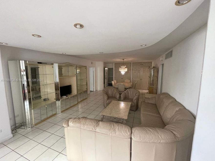 Miami Beach- Millionaire's Row Spacious! 2 Bedroom/2 Bathroom (1385 SF) of living space + Open Balcony. This unit has lots of space, tile floor,  eat in kitchen, formal dinning/living room. Full Service Building: Beachfront heated swimming pool, hot tub, beach chairs, gym, 24-concierge, garage parking + valet parking.
Minutes to luxury hotels, restaurant shopping and south beach, Bal Harbor, Down Town...