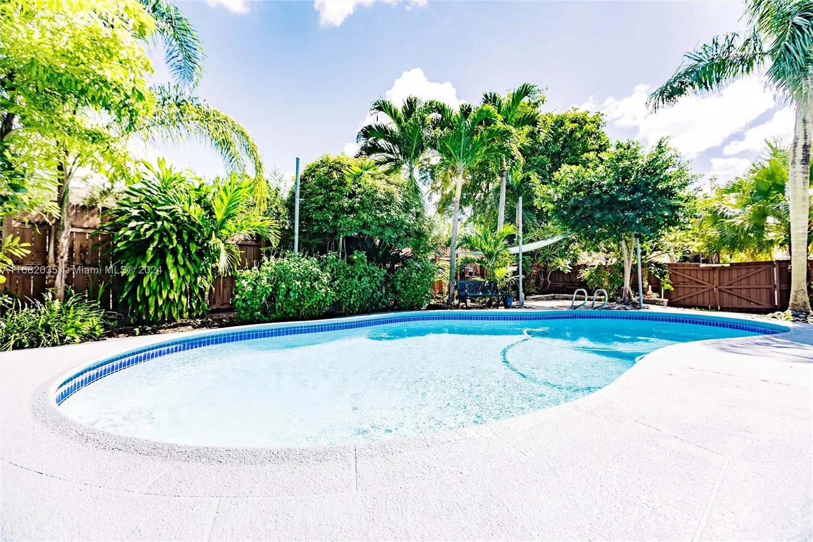 Miami, Florida 33186, United States, 5 Bedrooms Bedrooms, ,3 BathroomsBathrooms,Residential,Pending,37044