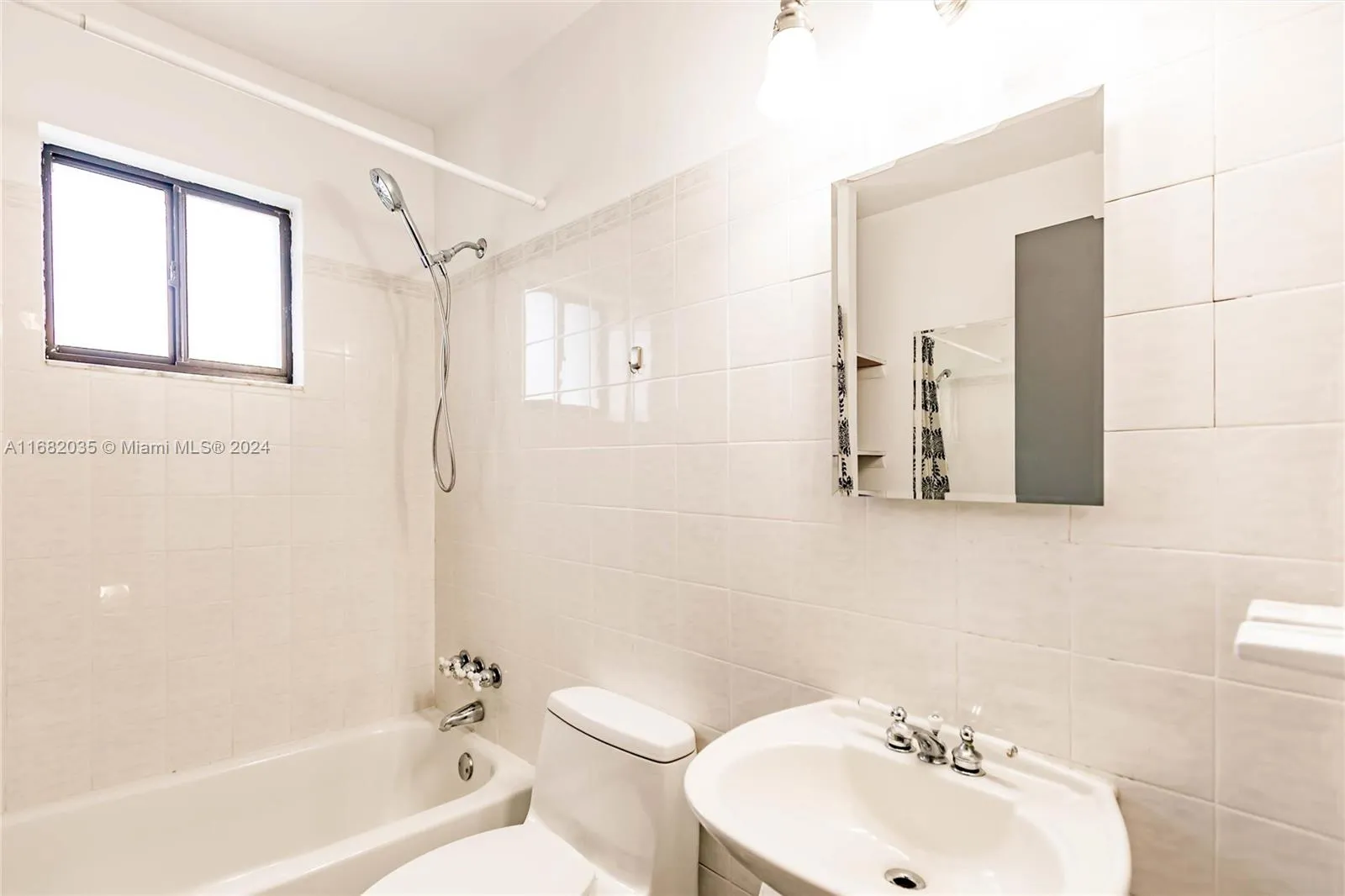 Miami, Florida 33186, United States, 5 Bedrooms Bedrooms, ,3 BathroomsBathrooms,Residential,Pending,37044