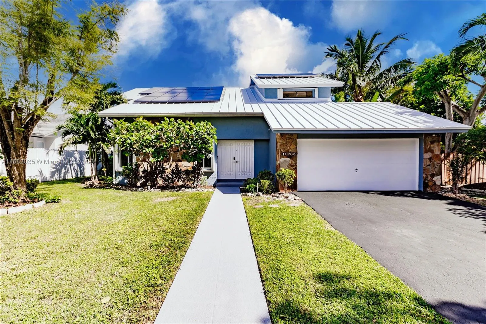 Miami, Florida 33186, United States, 5 Bedrooms Bedrooms, ,3 BathroomsBathrooms,Residential,Pending,37044