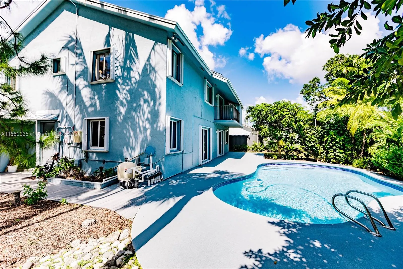 Miami, Florida 33186, United States, 5 Bedrooms Bedrooms, ,3 BathroomsBathrooms,Residential,Pending,37044