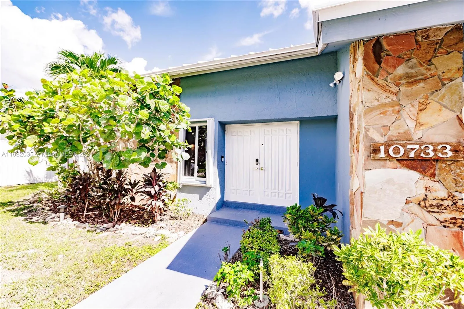 Miami, Florida 33186, United States, 5 Bedrooms Bedrooms, ,3 BathroomsBathrooms,Residential,Pending,37044