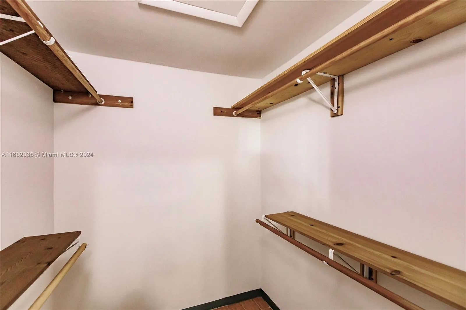 Miami, Florida 33186, United States, 5 Bedrooms Bedrooms, ,3 BathroomsBathrooms,Residential,Pending,37044