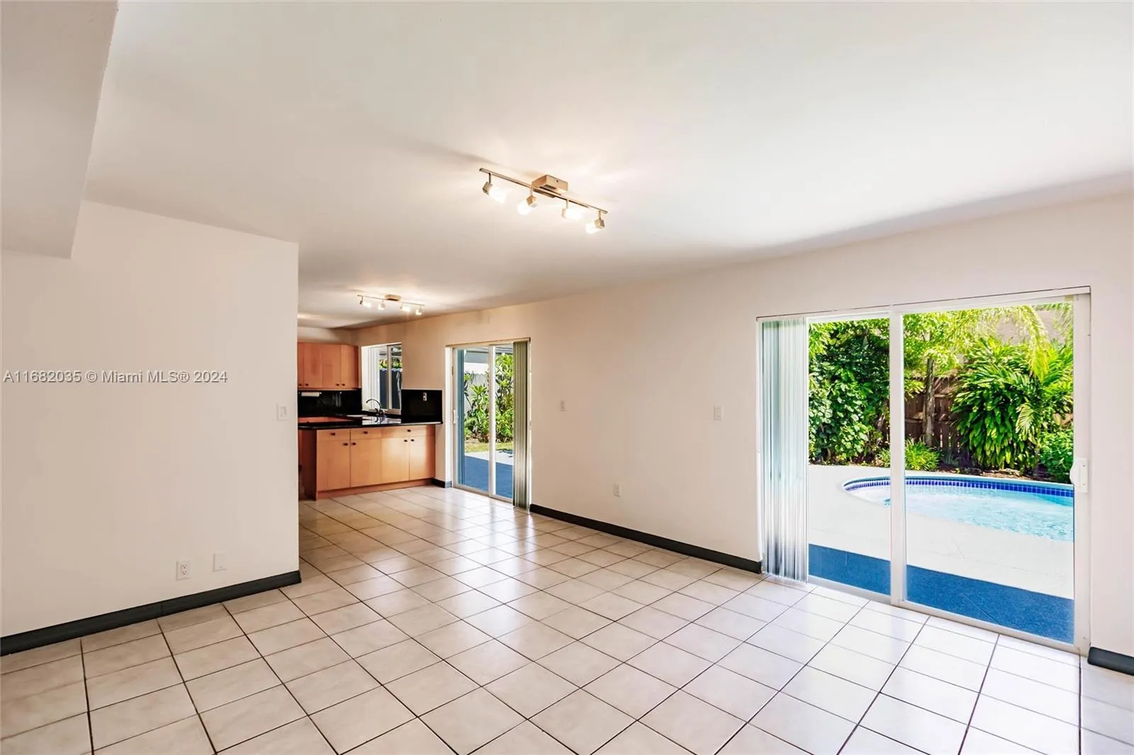 Miami, Florida 33186, United States, 5 Bedrooms Bedrooms, ,3 BathroomsBathrooms,Residential,Pending,37044