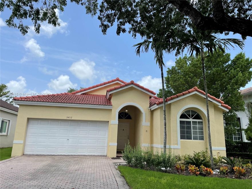 One story house in Doral Gardens. Spacios and open floor plan , tiled floors, high ceilings, nice family room, remodeled kitchen with stainless steel appliances, split bedrooms design, 2 car garage, separate laundry room,
screened back patio  with serene lake view. No pool in the community. Excellent Landlords looking for  excellent tenants. Easy to show.