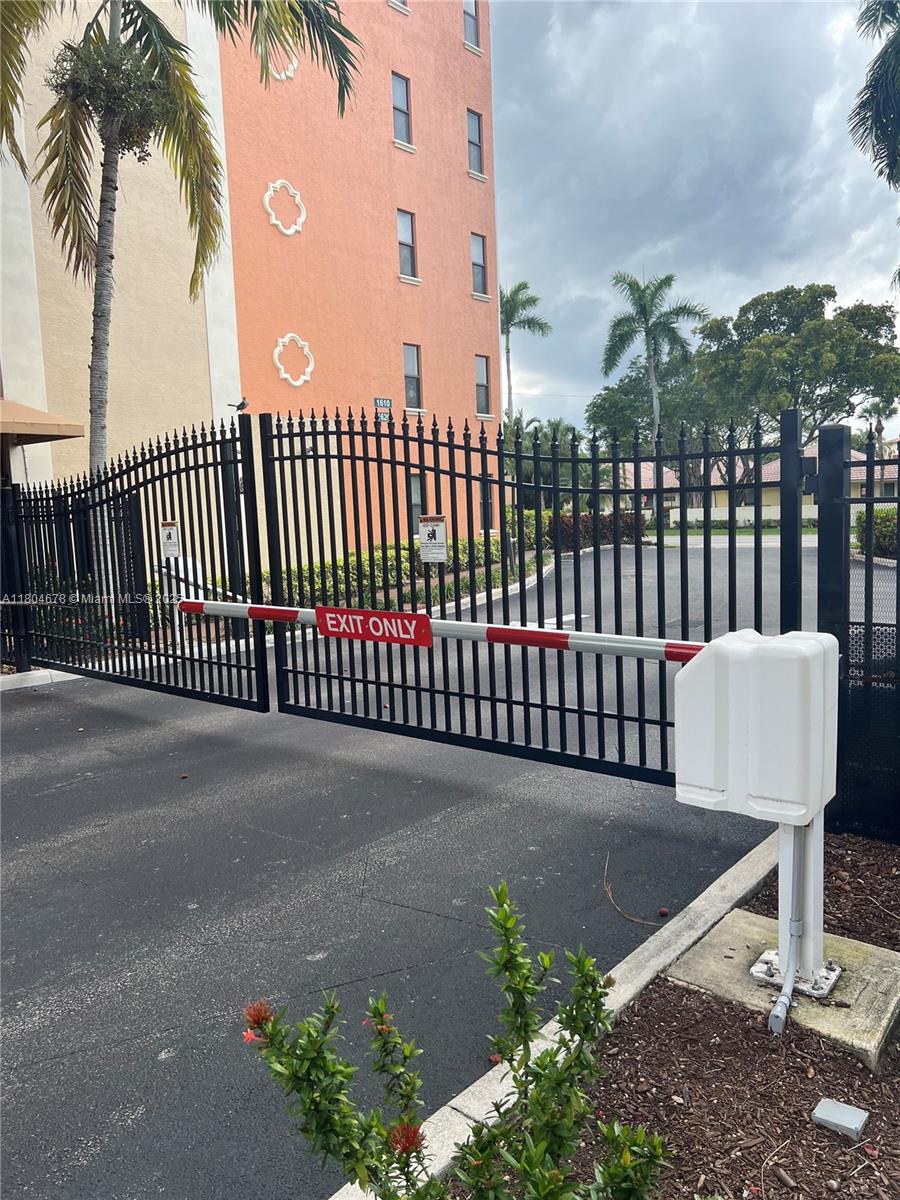 1640 Presidential Way 103, West Palm Beach, FL, 33401/$278,000 1 1640 Presidential Way 103