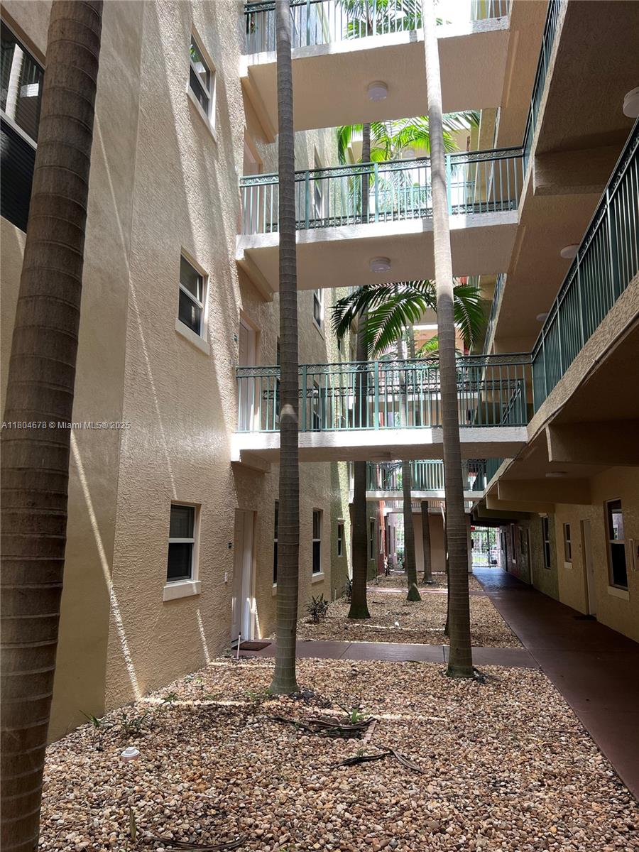 1640 Presidential Way 103, West Palm Beach, FL, 33401/$278,000 4 1640 Presidential Way 103