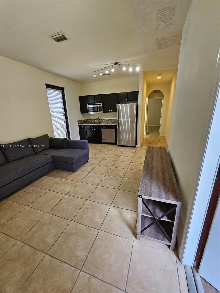 Spacious 650 sq ft one-bedroom efficiency apartment in Homestead, Florida 33033, perfect for comfortable living.
In-Unit Washer/dryer, independent central air conditioner, and a large kitchenette with microwave, dishwasher, and refrigerator. Large bedroom with a sizable closet, a generous living area, and a large bathroom with a shower. Extra storage closet for convenience in the living area.
Rent Includes a couch with sofa bed, two end tables, and a TV console.
Utilities Included: Electricity, water, and internet. Two private entrances for added convenience.
Parking: One dedicated parking space.
Requirements: Good credit, clean background, and steady income required. First month and one month deposit. For more details or to schedule a viewing contact me!
