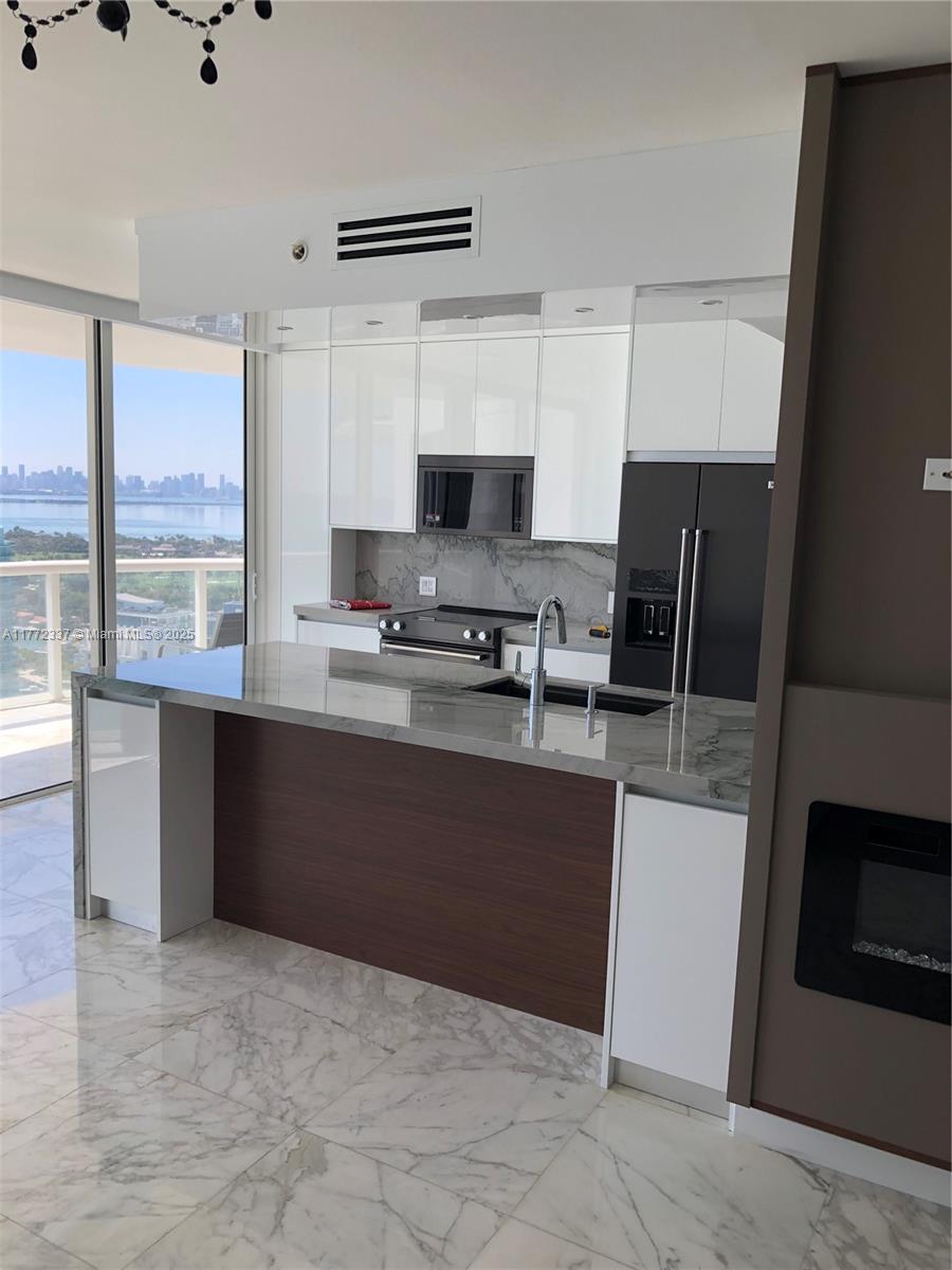 Property for Sale at 6365 Collins Ave 3304, Miami Beach, Miami-Dade County, Florida - Bedrooms: 2 
Bathrooms: 2  - $1,595,000
