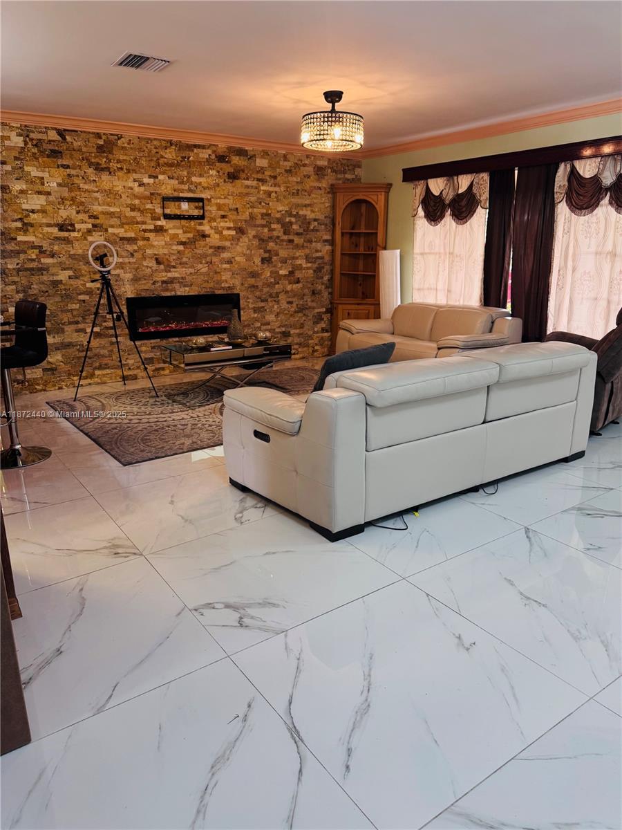 MIRROR LAKE ESTATES SEC 1 - Residential Lease