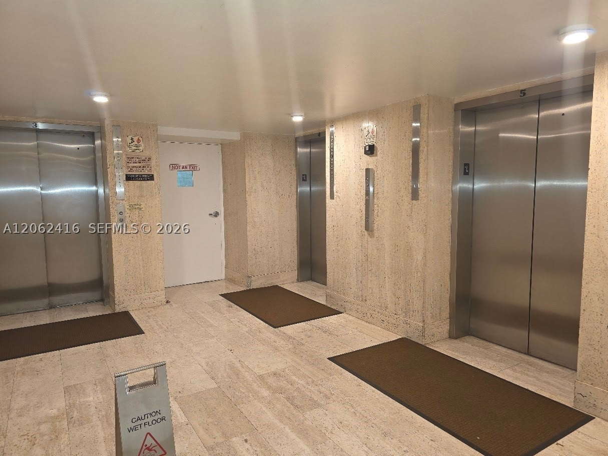 2899 Collins Ave 940