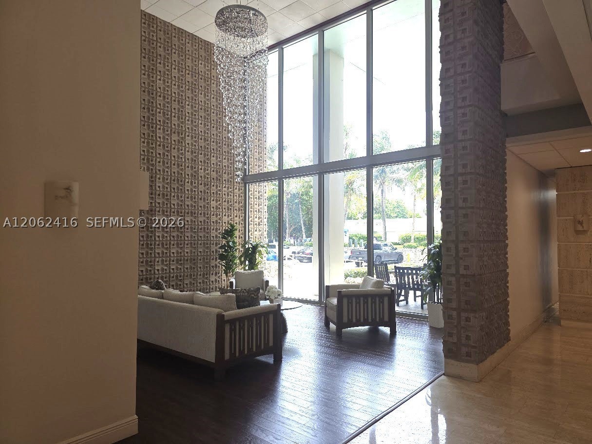 2899 Collins Ave 940