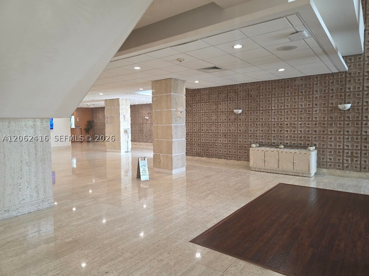 2899 Collins Ave 940