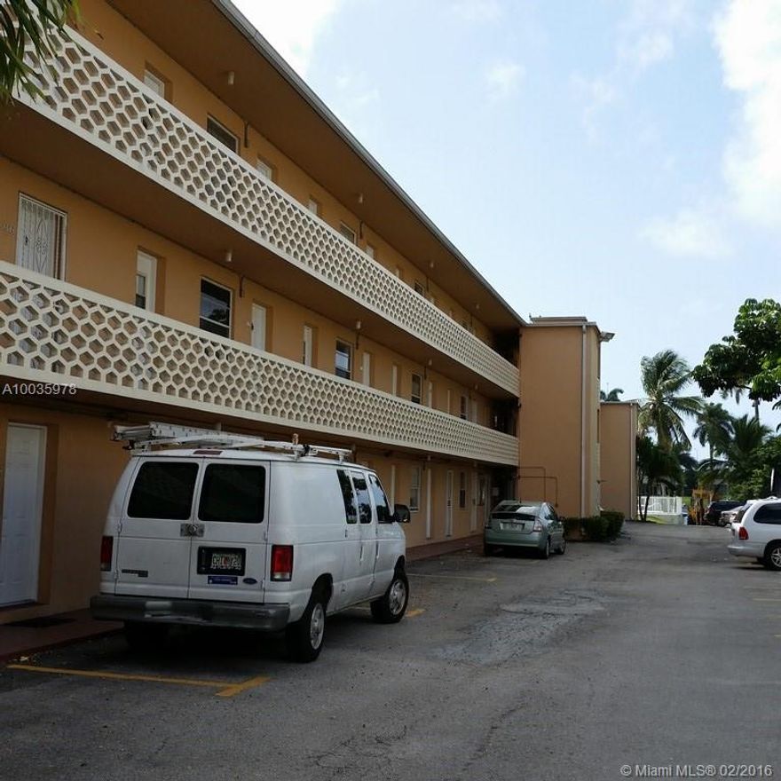 Miami River Opportunity!  1 bedroom/ 1 bathroom with river views on the 3rd floor of River Place Condo ..close  to everything! (Downtown Miami, UM/Jackson Hospital, Miami Beach, Miami Intl Airport, I-95, 836 etc.) Unit feature private balcony, open floor plan.  Wonderful section 8 tenant..older lady she`s a sweet heart and is interested in staying for the buyer who wishes to acquire this as an investment property. Presently paying $825 but can increase to $850.Sec 8 contract is valid till sept 2016