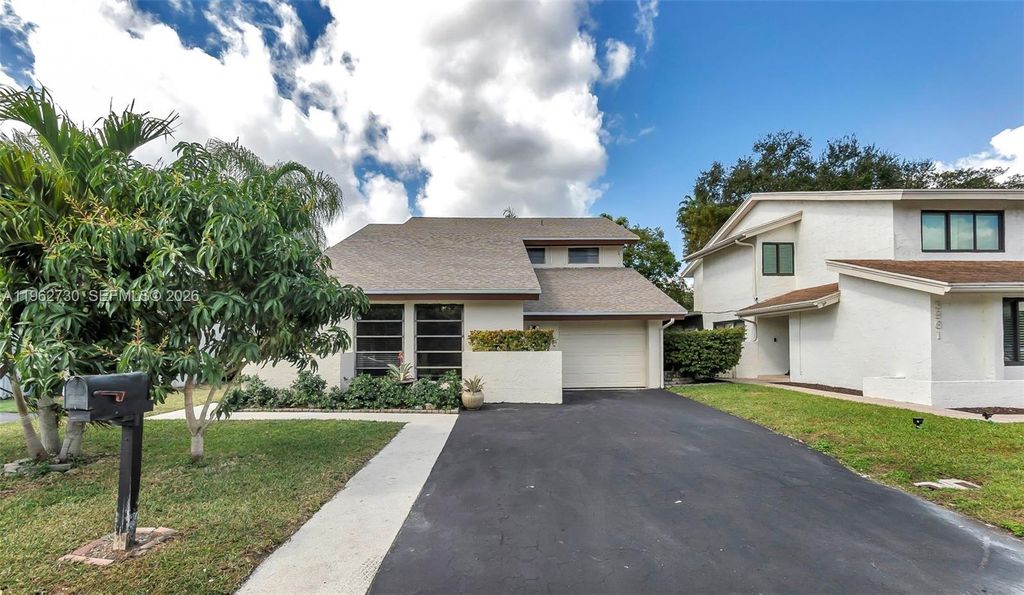 Photo of 4011 SW 82nd Ter, Davie, FL 33328 (MLS # A11962730)